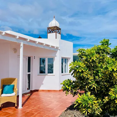 Holiday home Casa Bella Vista Frente Al Mar Y Piscina Natural. *